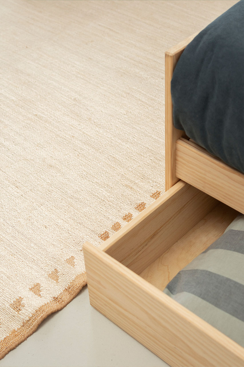 Imagen de ambiente 1 para:Caj&oacute;n de madera de pino para cama
